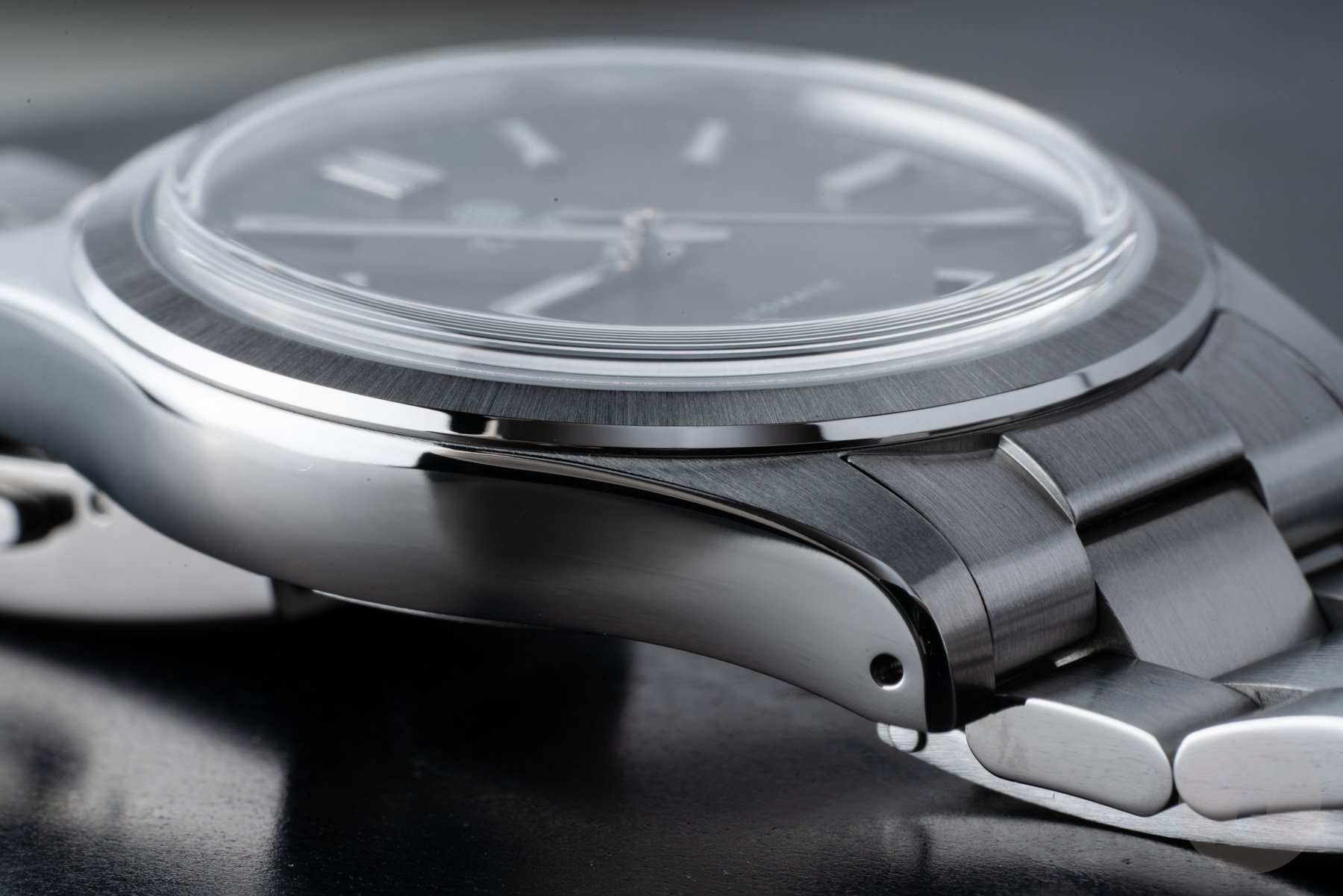 Traska Commuter 38 bezel, lug, and case side