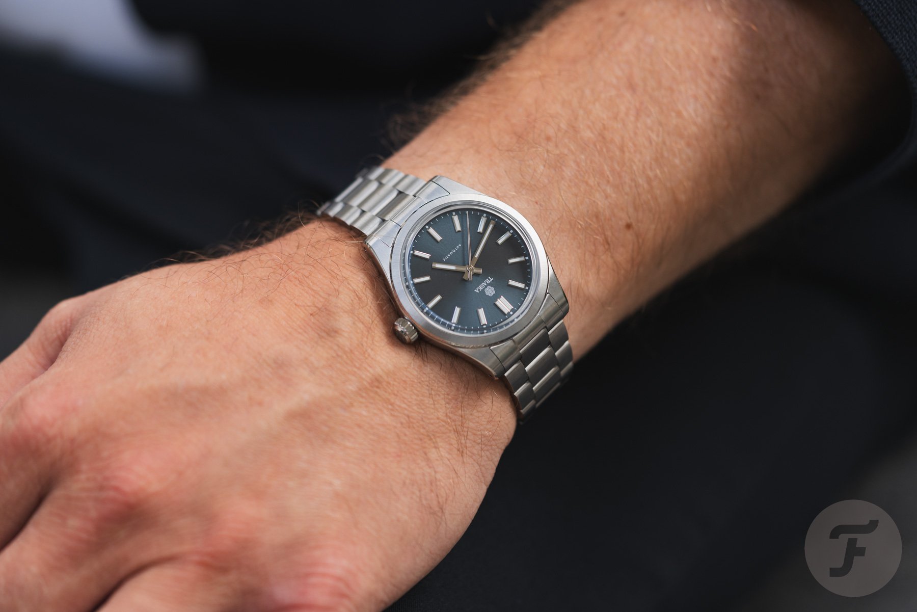 Traska Commuter 38 with wrist close-up