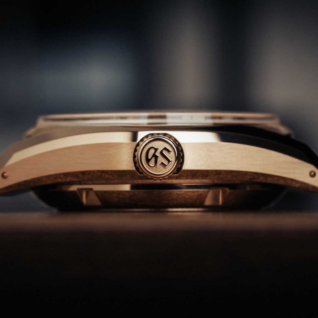 Case profile of the Grand Seiko SBGH368 “Sakura Kakushi”