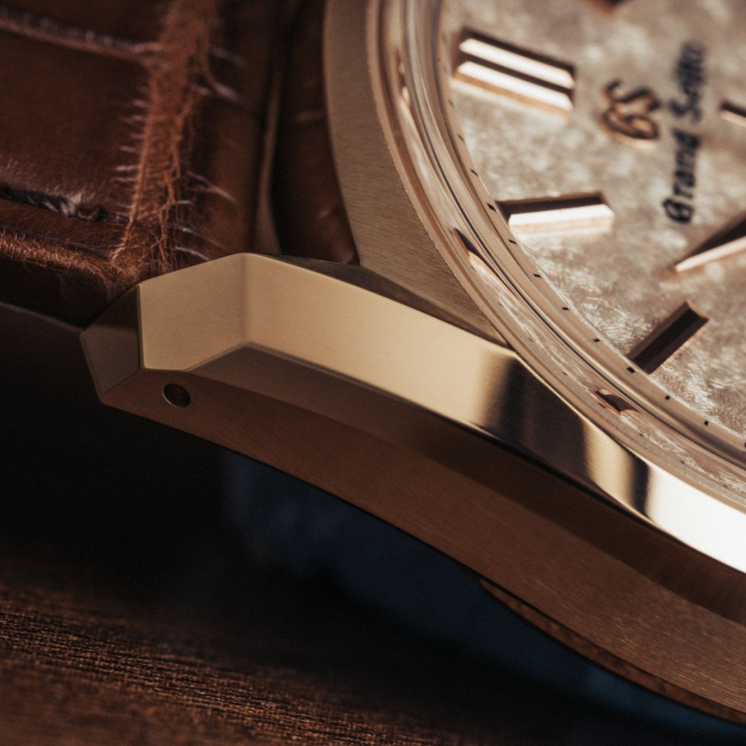 Case detail of the Grand Seiko SBGH368 “Sakura Kakushi”