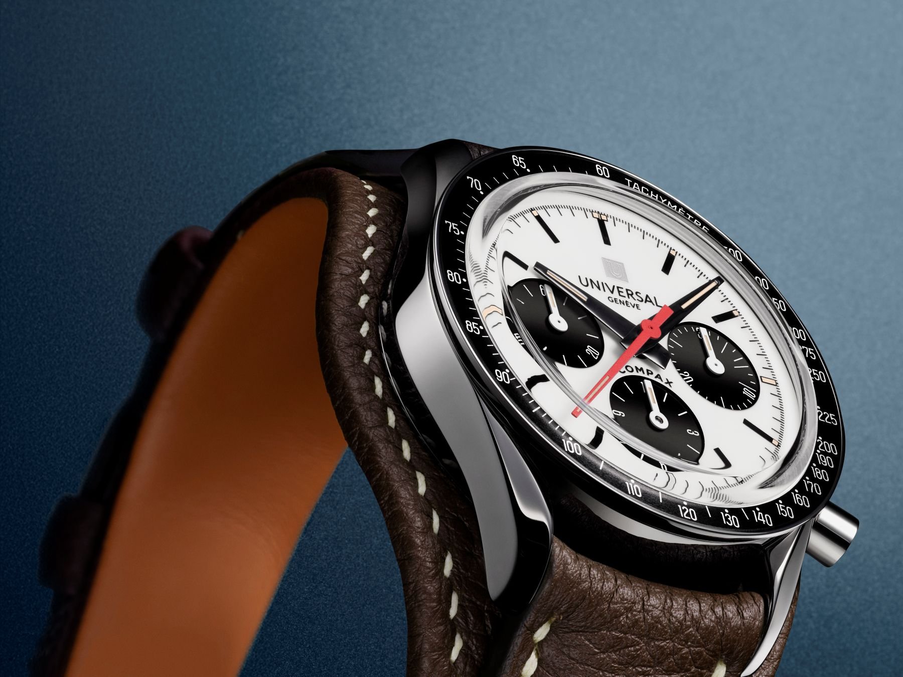 Universal Genève Tribute To Compax ref. JU281121A1X1 diagonal profile view