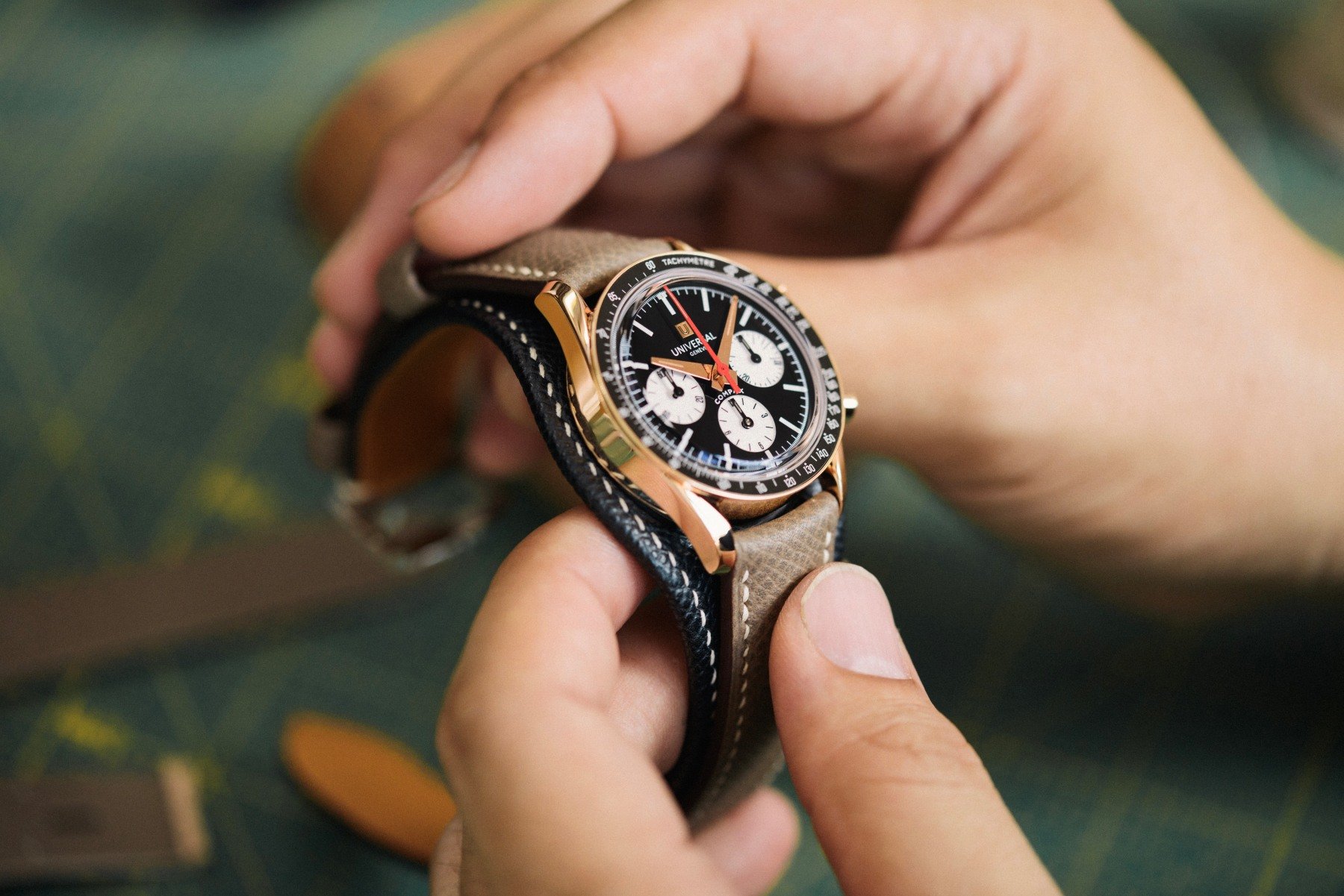 Holding the Universal Genève Tribute To Compax ref. RU281121B1X1