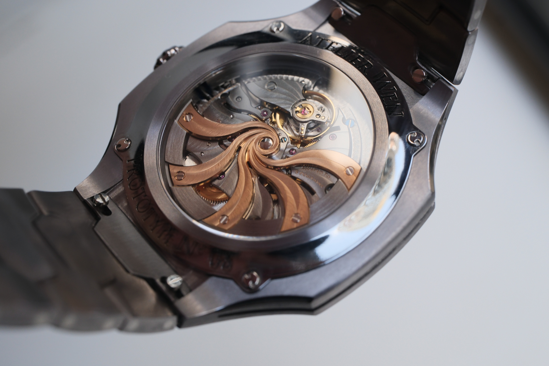Atelier Wen Inflection case back and movement