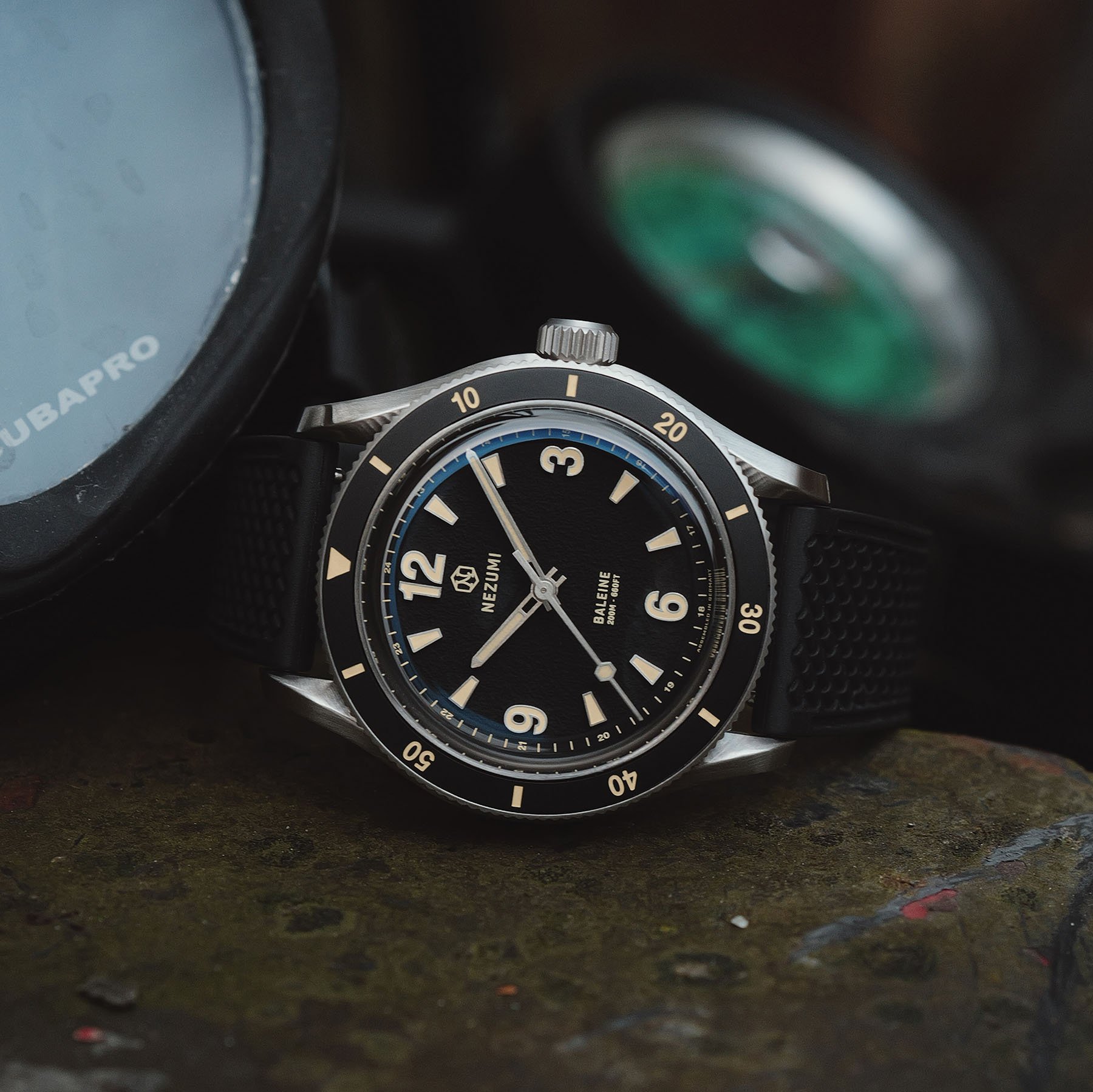 Nezumi Baleine BA4.102 on side, crown up