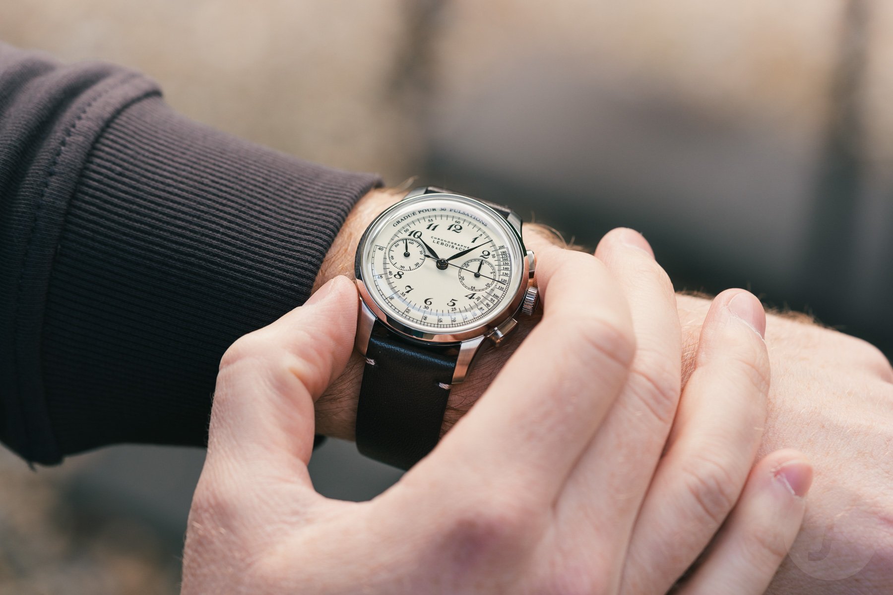 using the chronograph function of the Lebois & Co Heritage Chronograph Atelier "Coquille d’œuf" on the wrist