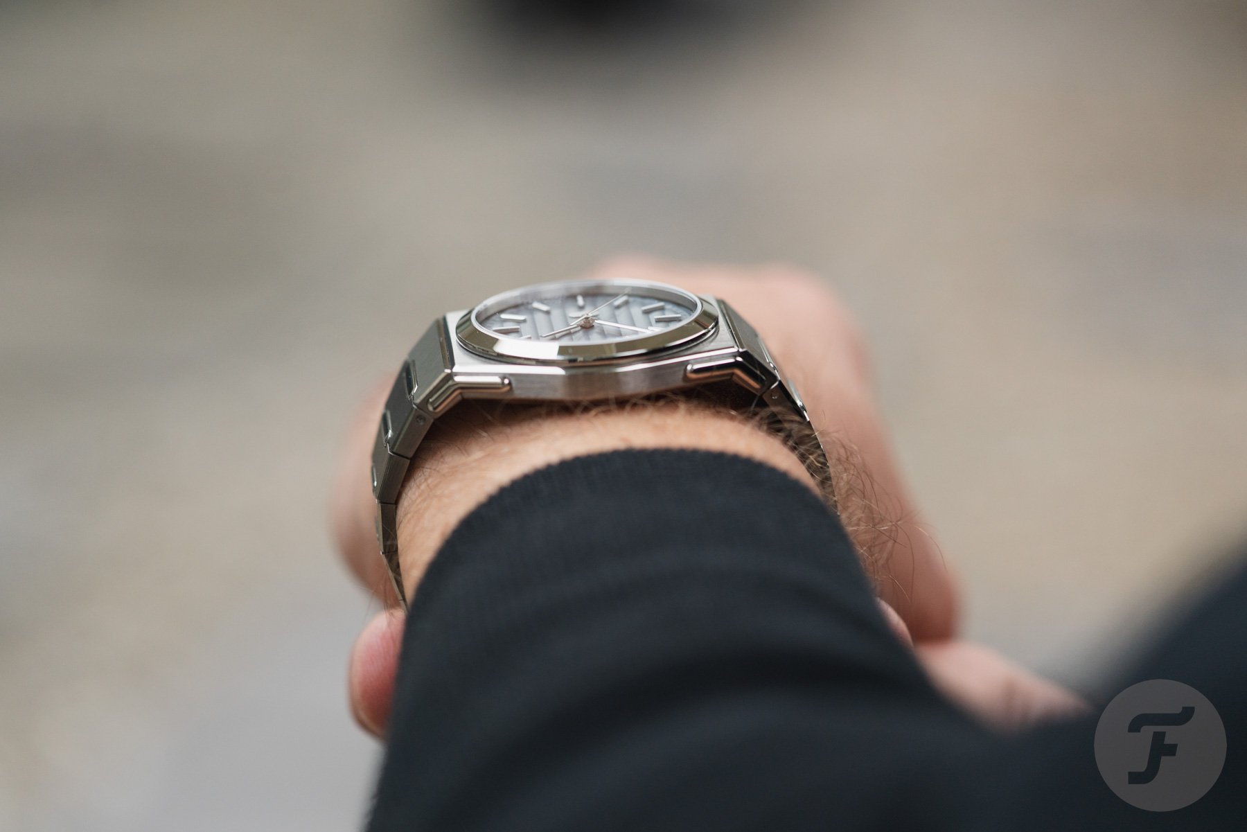 Prfile of the Louis Erard 2340 on the wrist