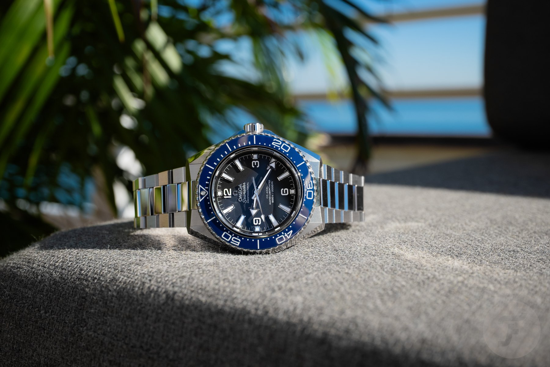 Omega Seamaster Planet Ocean 600M ref. 217.30.42.21.01.002 on side, crown up