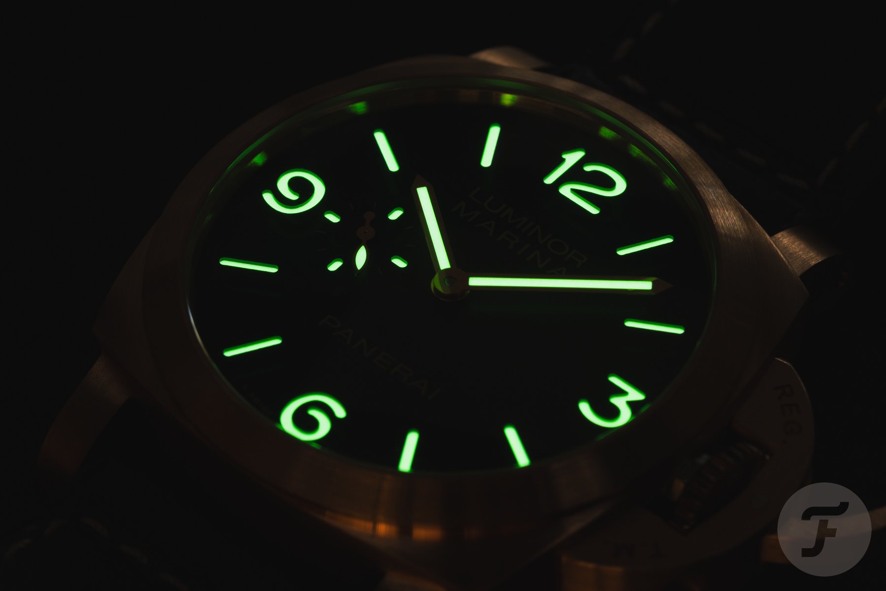 Panerai Luminor Marina Bronzo PAM01678 lume shot