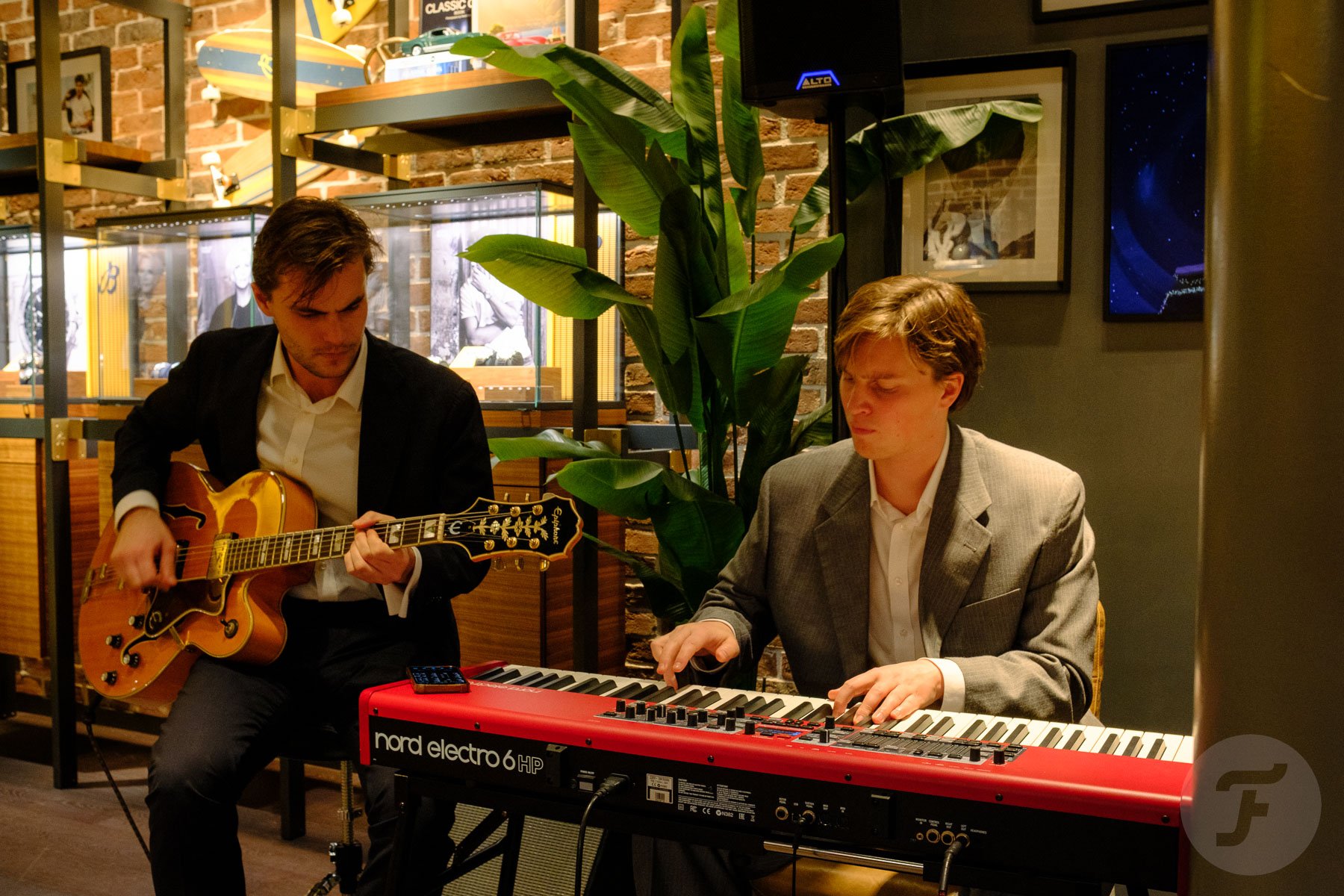 musicians playing at Breitling Fratello event at boutique in The Hague