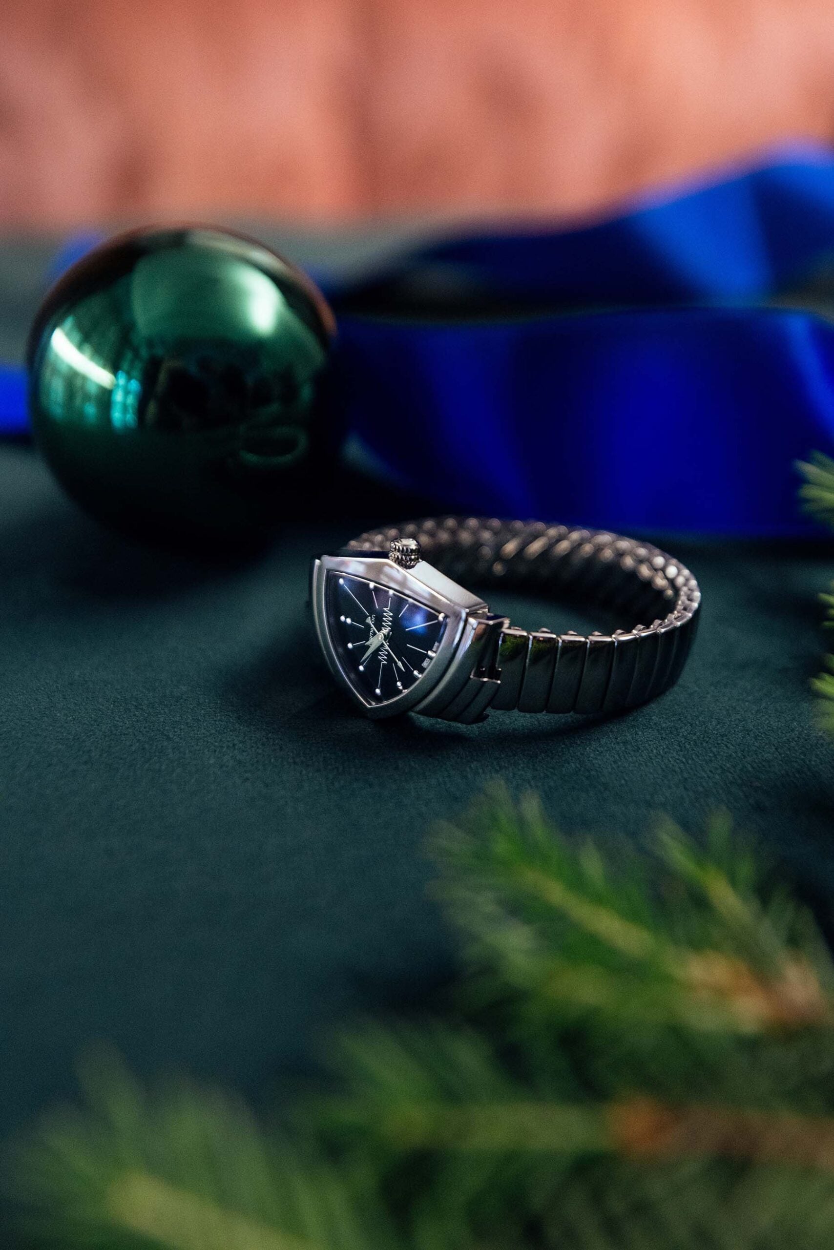 Hamilton Ventura Quartz S on side, crown up