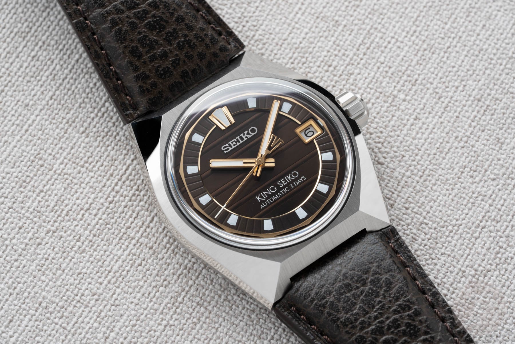 King Seikp Vanac SLA093 close-up flat-lay