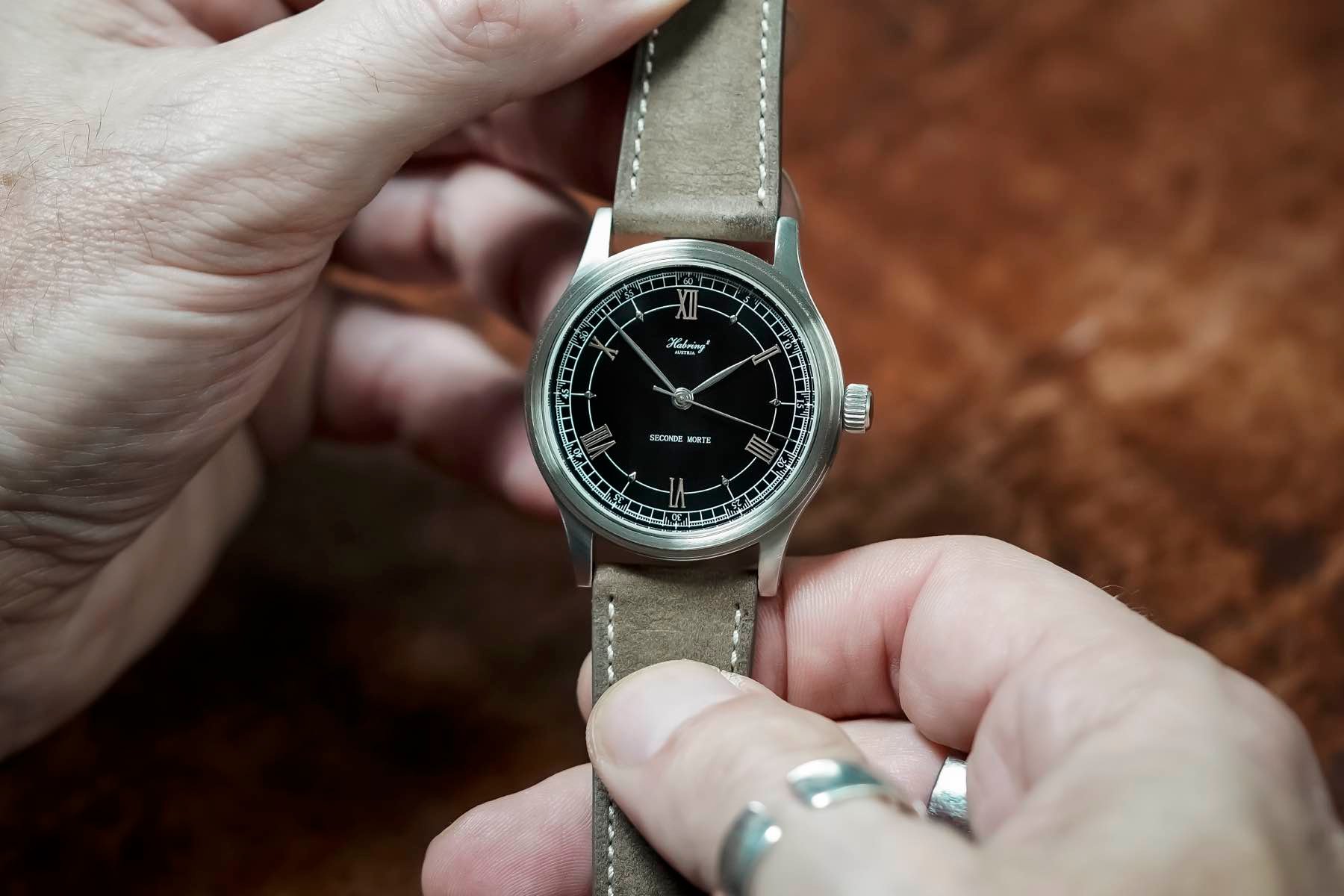 Monochrome × Habring² Montre de Souscription 4 Seconde Morte in hands