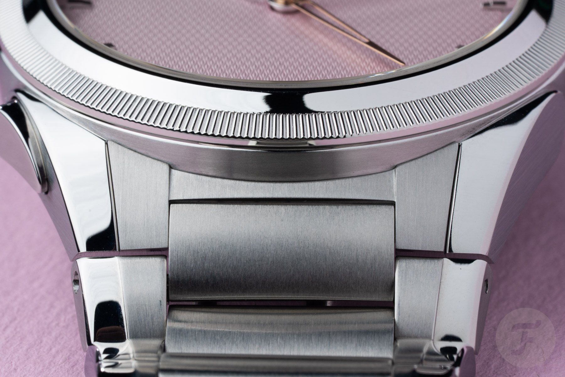 Parmigiani Fleurier Tonda PF Minute Rattrapante Arctic Rose bezel and end link up close