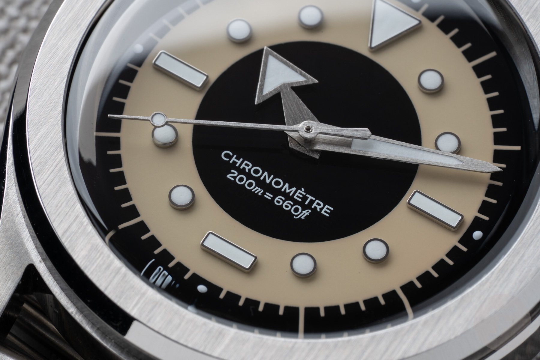 Serica 6190 TXD hands and dial up close