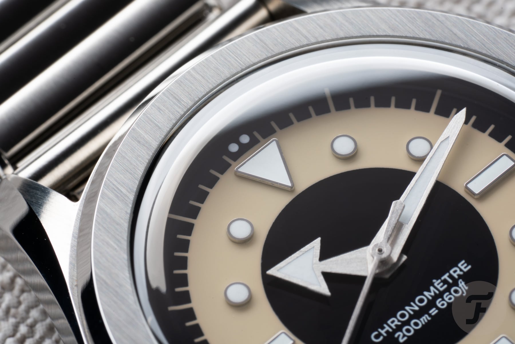 Serica 6190 TXD dial and indexes up close