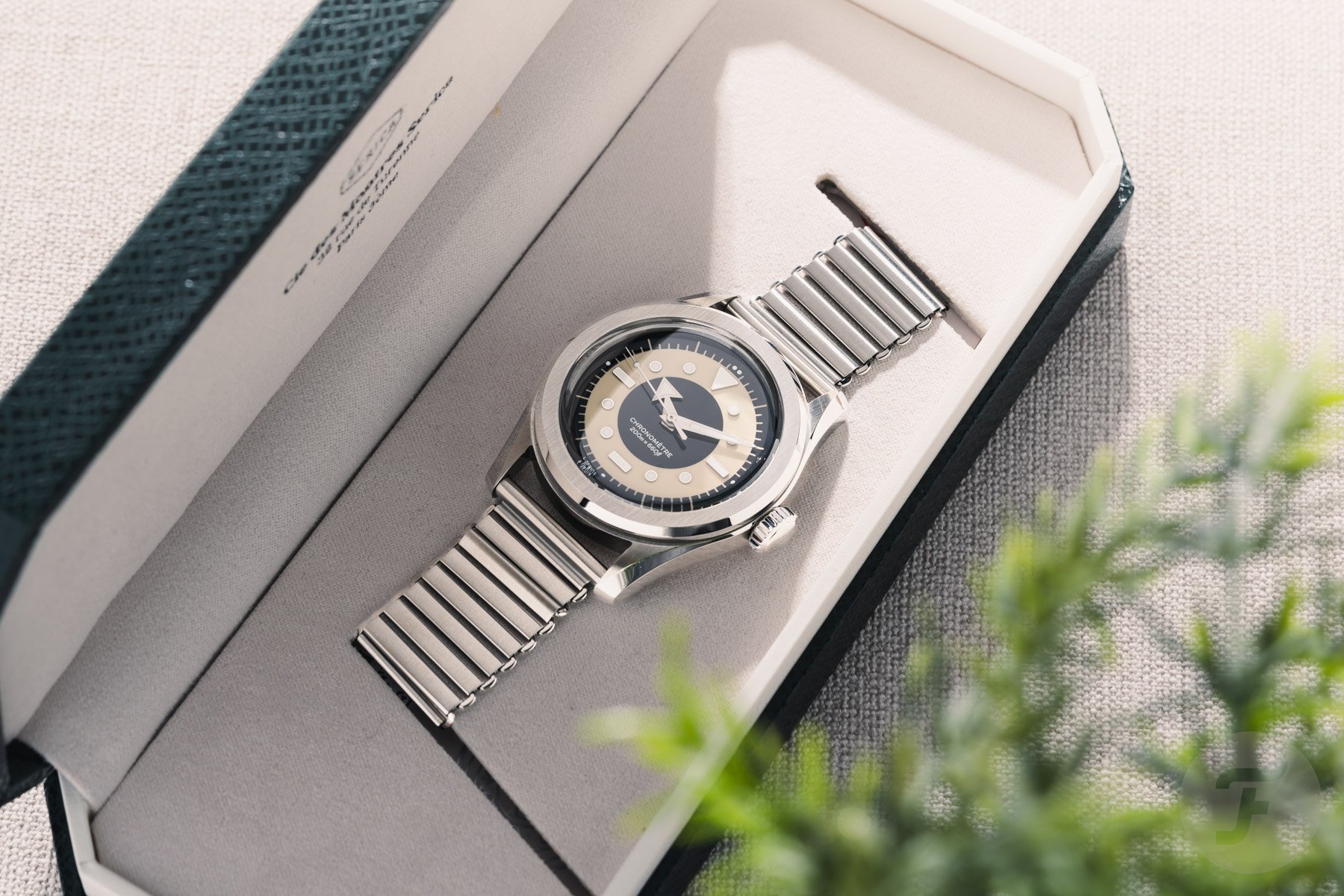 Serica 6190 TXD in its box