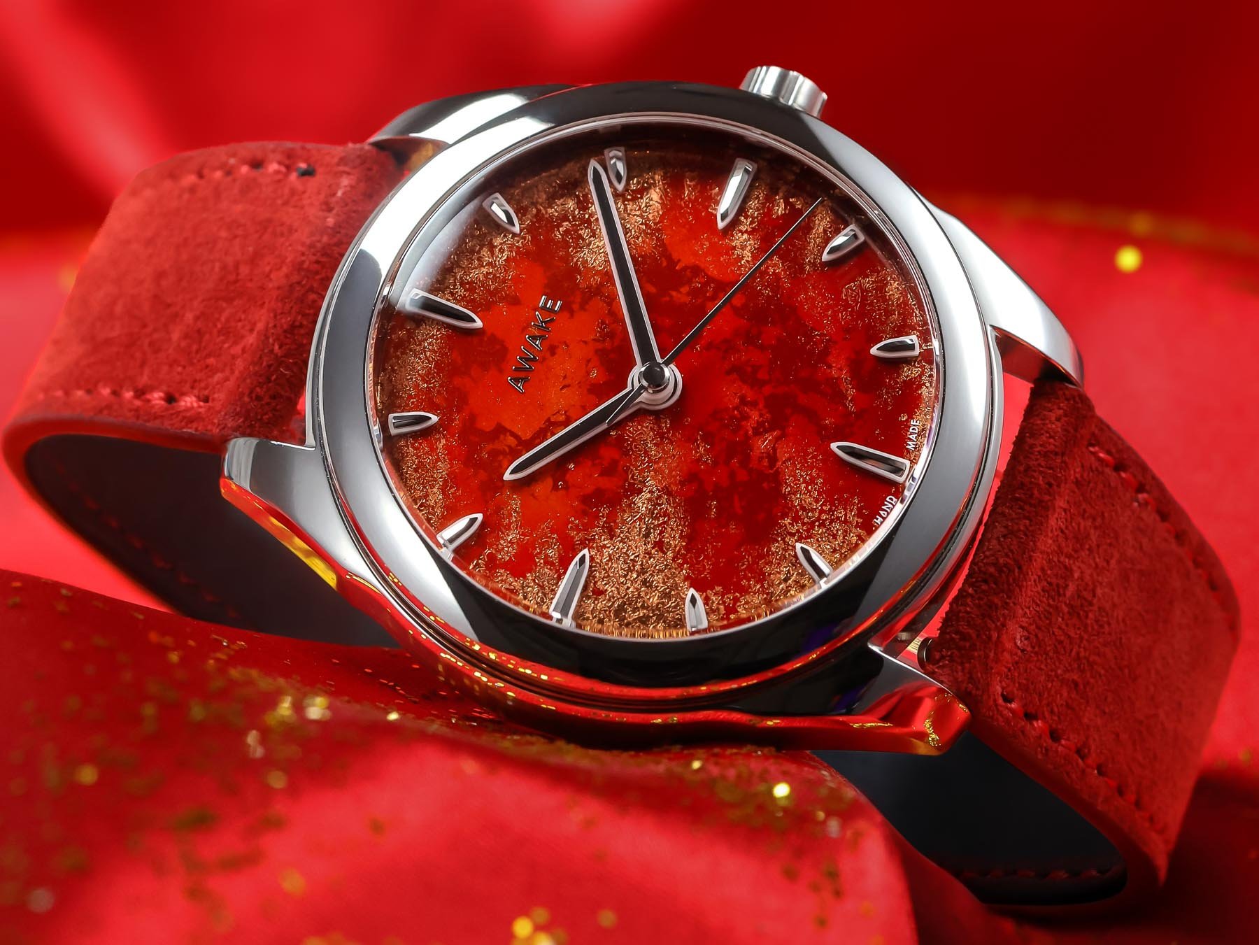 Awake Sơn Mài Frosted Leaf Royal Red on side, crown up