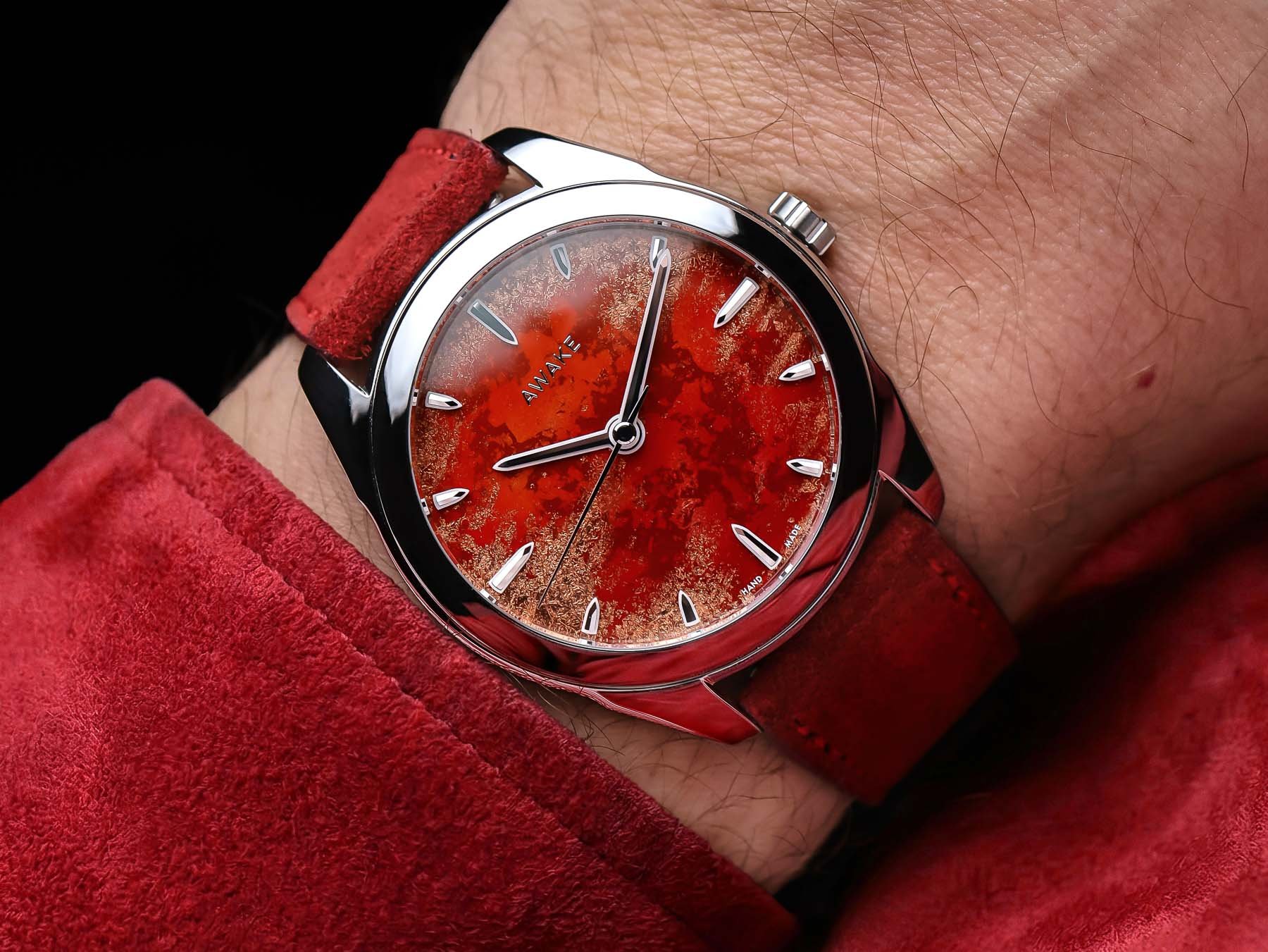 Awake Sơn Mài Frosted Leaf Royal Red wrist shot 2