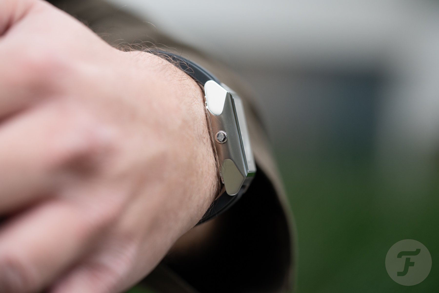 Makina Andras_II Gray on-wrist profile