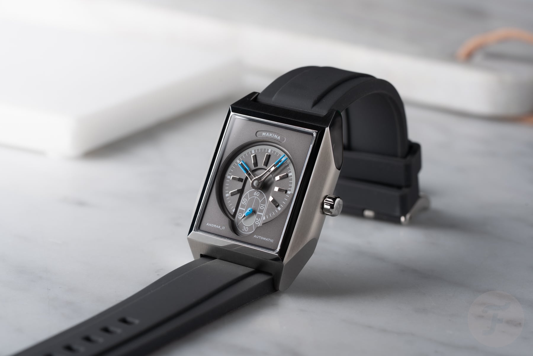 Makina Andras_II Gray propped up with strap