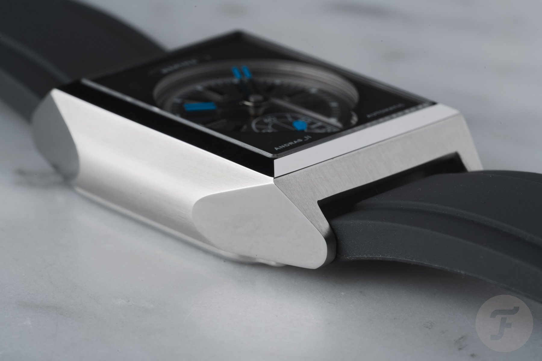 Makina Andras_II Gray lug and case side