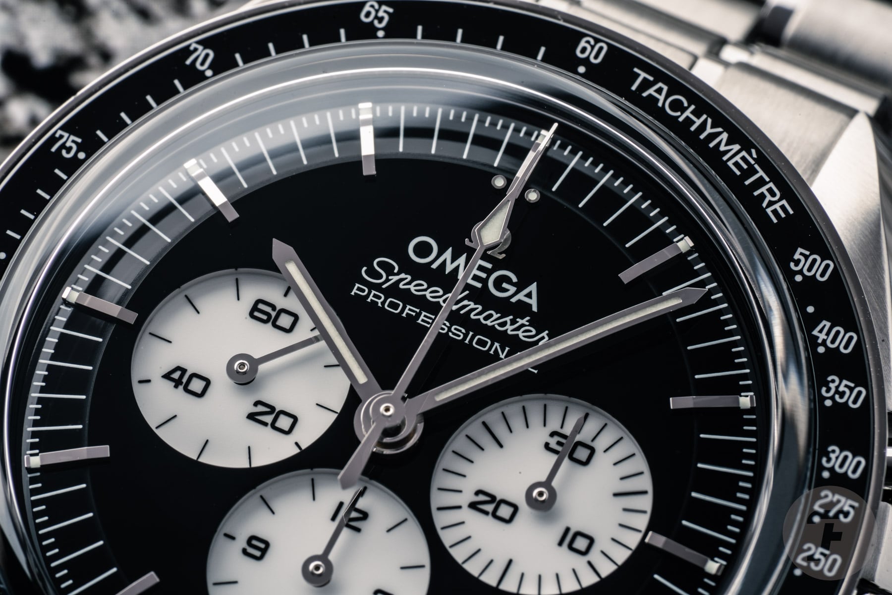 Box-form crystal on the Omega Speedmaster Moonwatch Professional "Reverse Panda" ref. 310.30.42.50.01.004