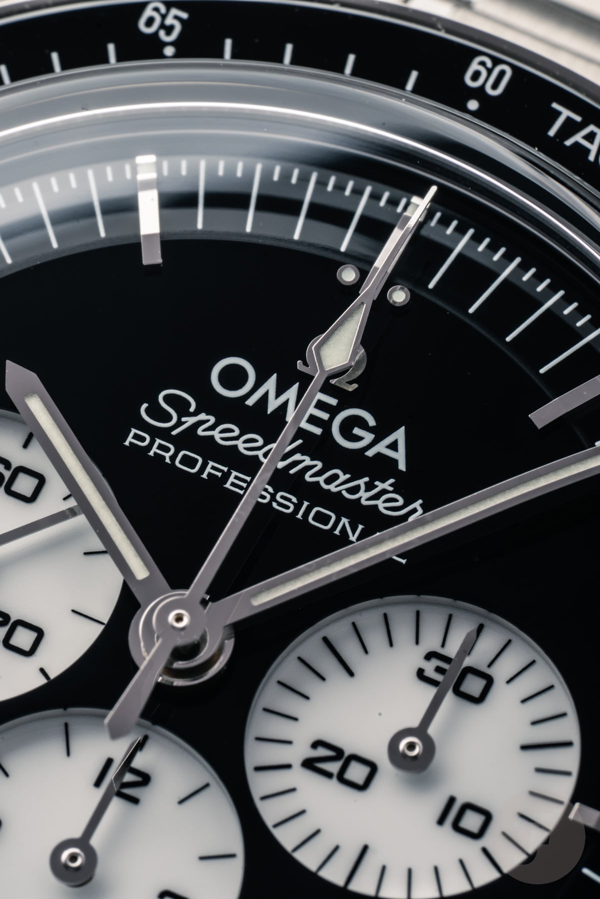 Omega Speedmaster Moonwatch Professional "Reverse Panda" ref. 310.30.42.50.01.004 dial up close