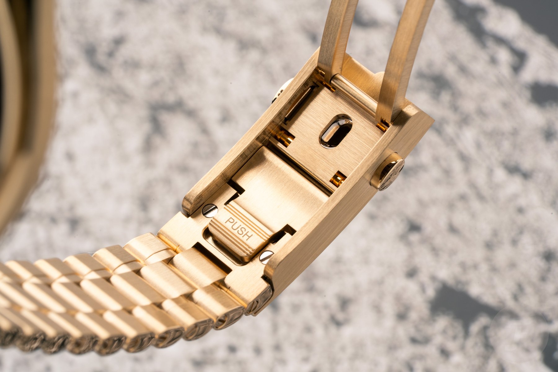 Omega Speedmaster Moonwatch Professional "Reverse Panda" refs. 310.60.42.50.01.002 micro-adjustment