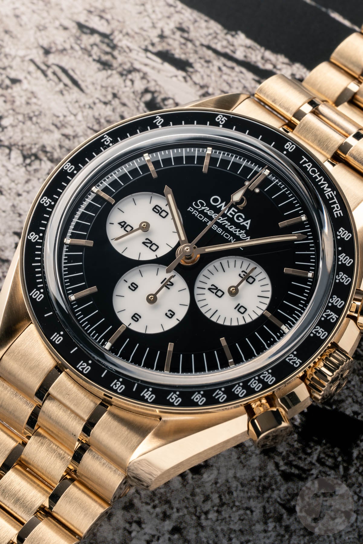 Omega Speedmaster Moonwatch Professional ref. 310.60.42.50.01.002 up close