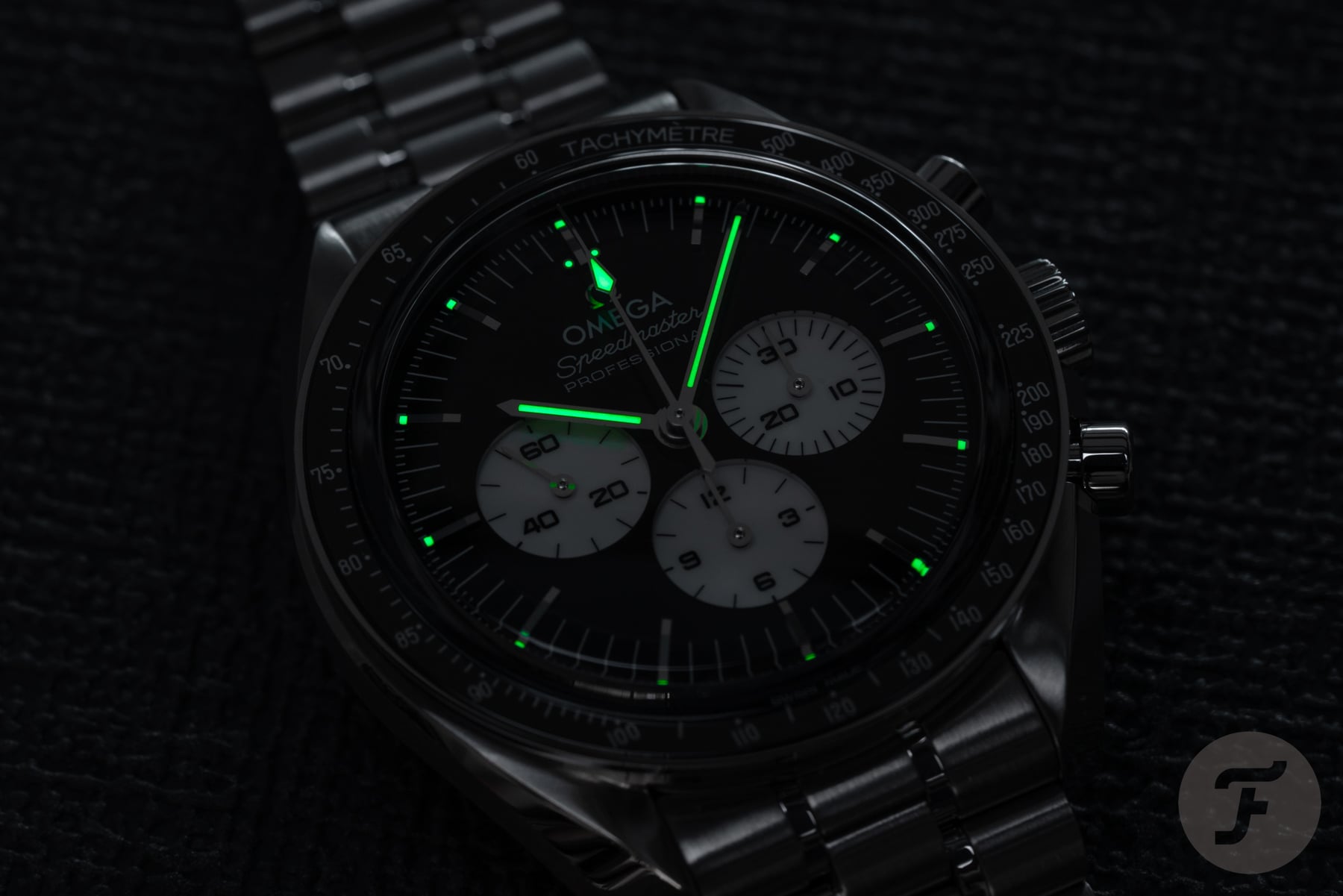 Omega Speedmaster Moonwatch Professional "Reverse Panda" ref. 310.30.42.50.01.004 lume shot