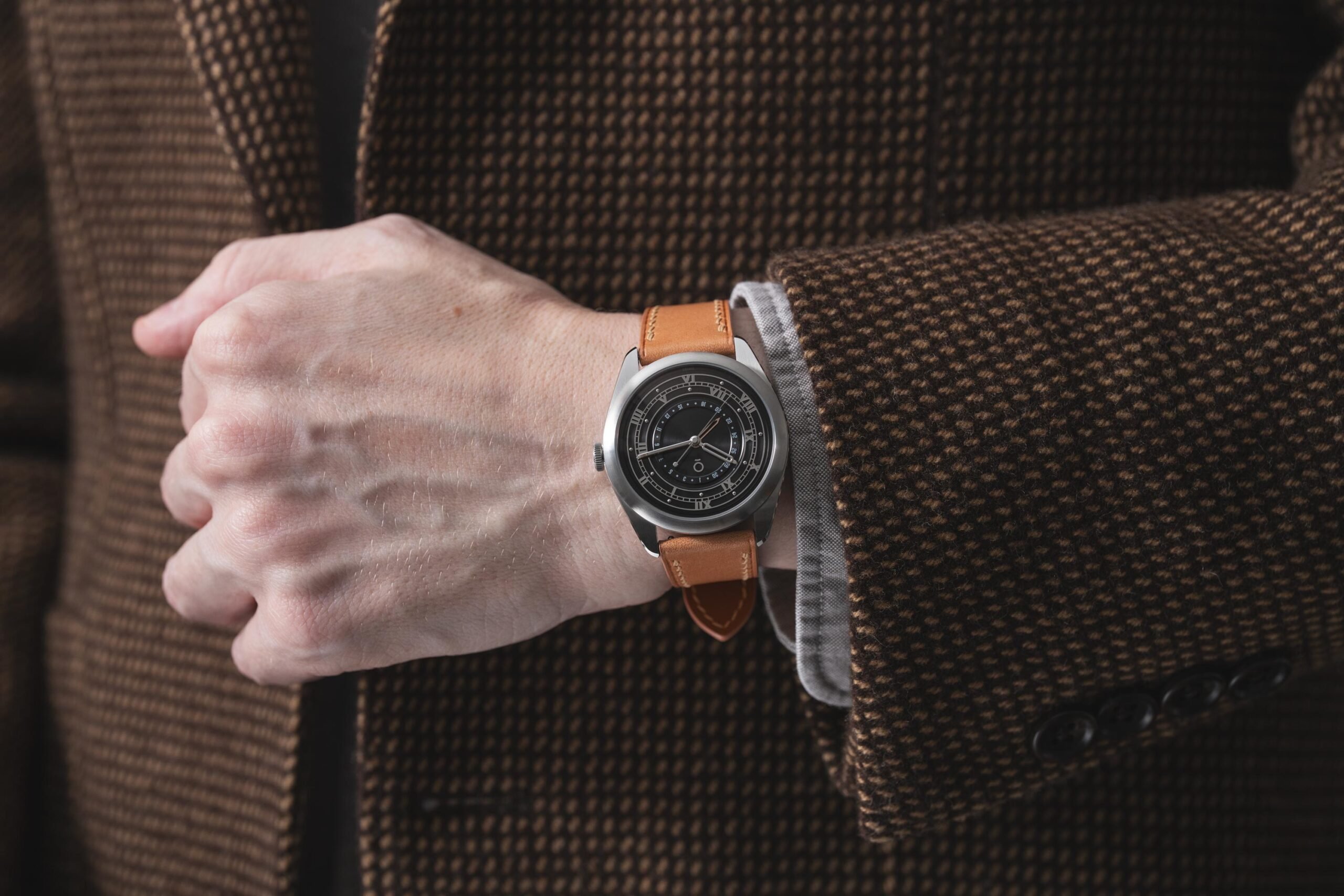 OraOrea Coriolis Pointer Date Rhodium Black on wrist