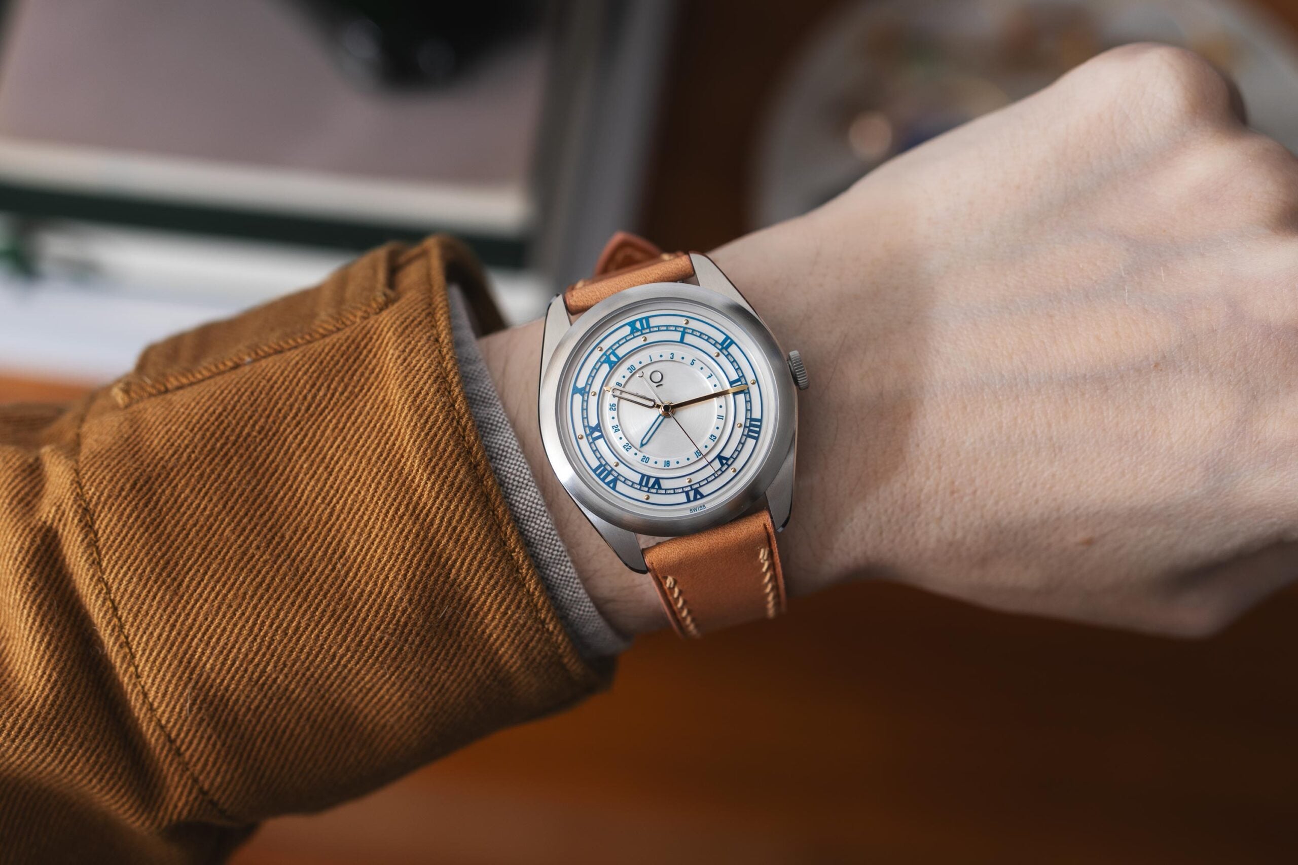 OraOrea Coriolis Pointer Date Skyline Silver wrist shot