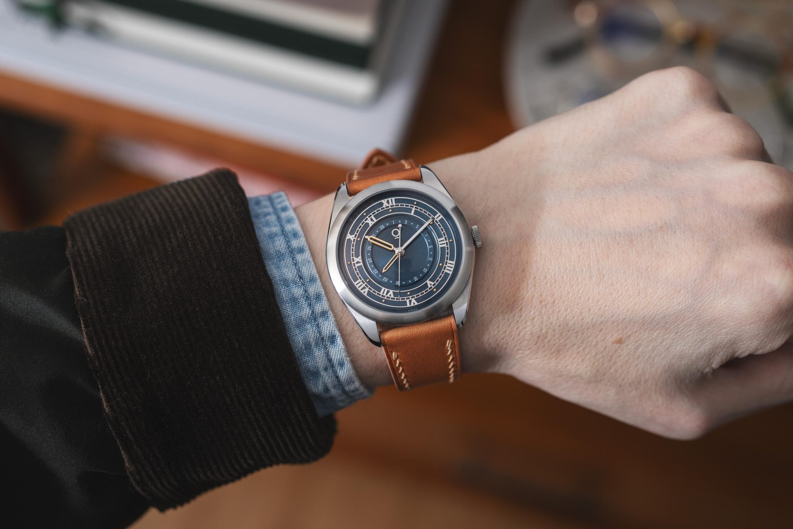 OraOrea Coriolis Pointer Date Venetus Teal wrist shot