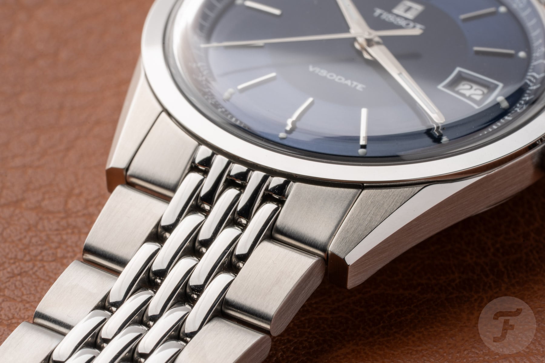 Tissot Visodate bracelet connection to case