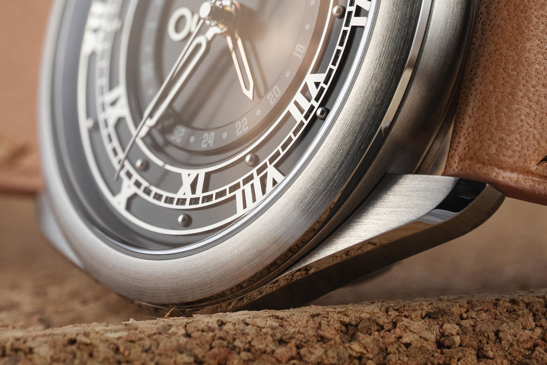 OraOrea Coriolis Pointer Date Rhodium Black bezel and lug details