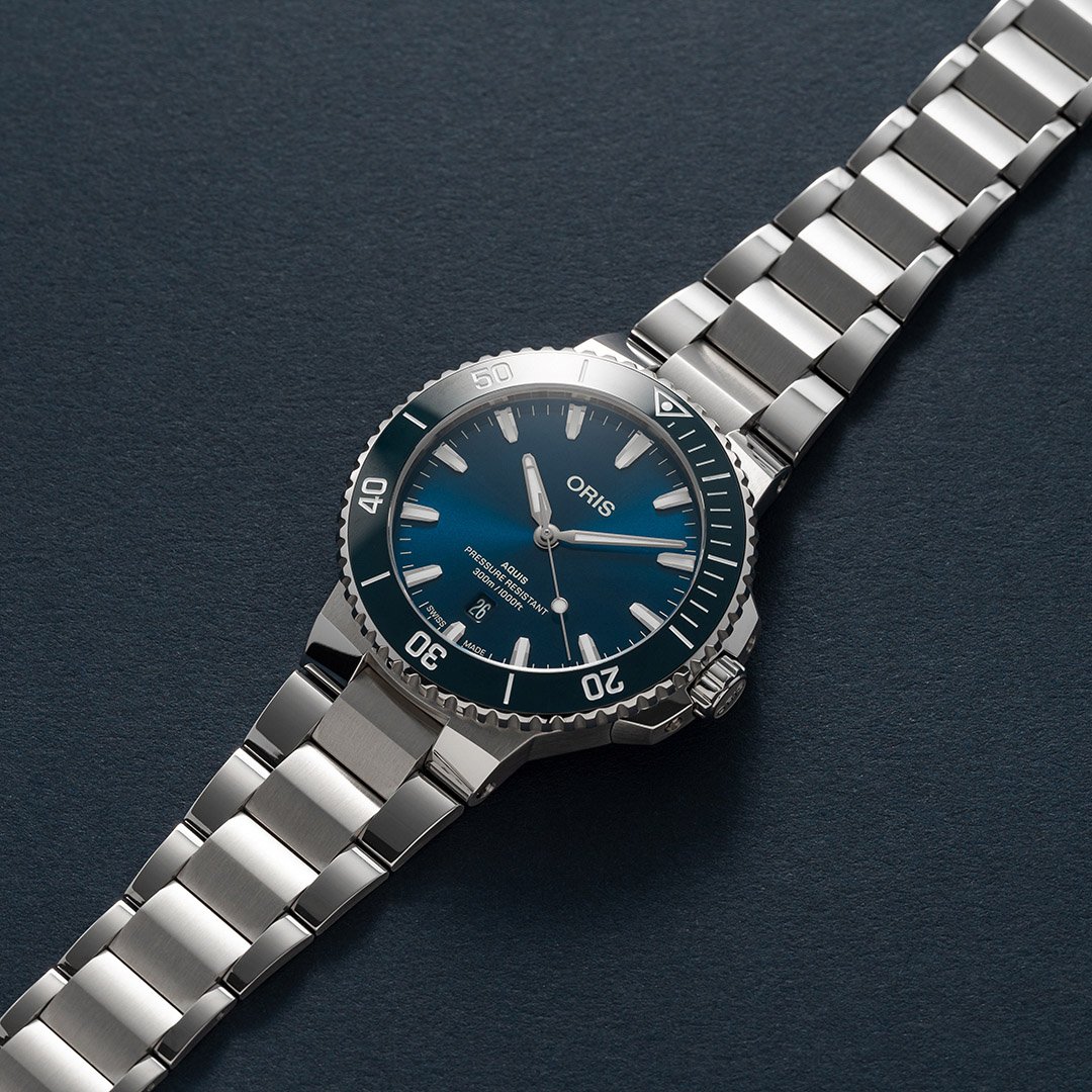 Oris Aquis Date flat-lay