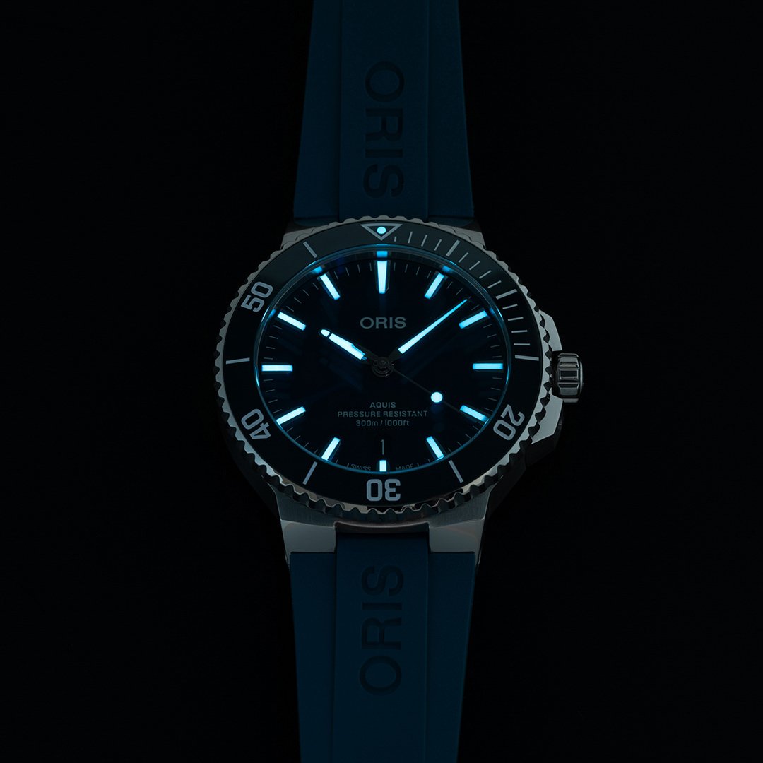 Oris Aquis Date lume shot