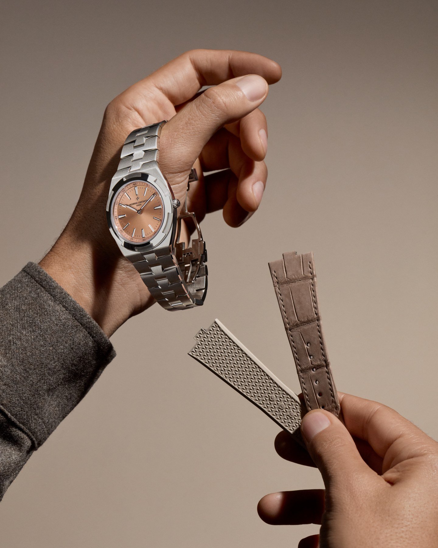 Vacheron Constantin Overseas Self-Winding Ultra-Thin ref. 2500V / 210P-H028 in hand with two additional straps