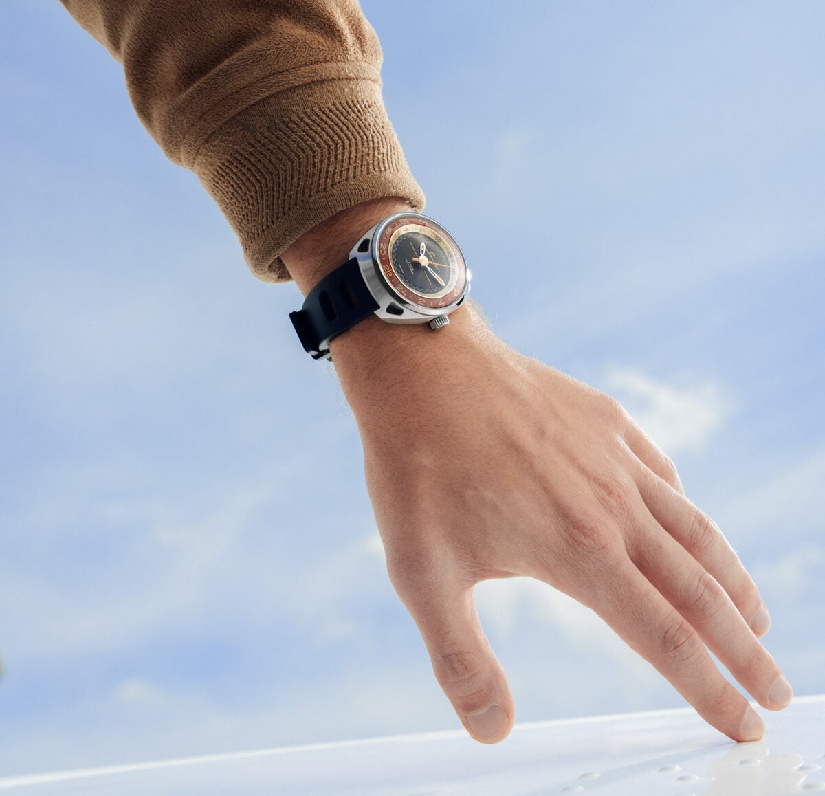 Singer DualTrack Horizon Red on wrist