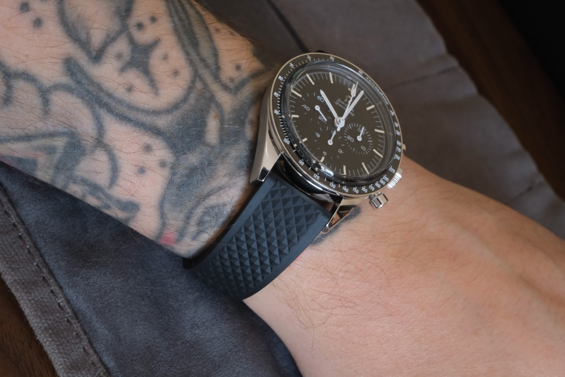 Omega 321 wristshot on Delugs black waffle strap
