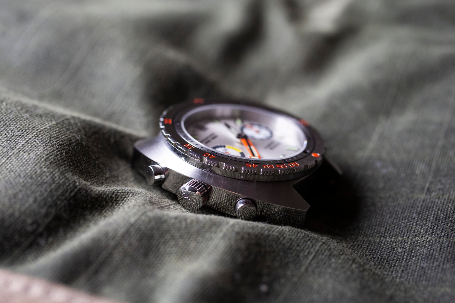 Doxa Sub 200 T.Graph II Searambler case profile, crown side