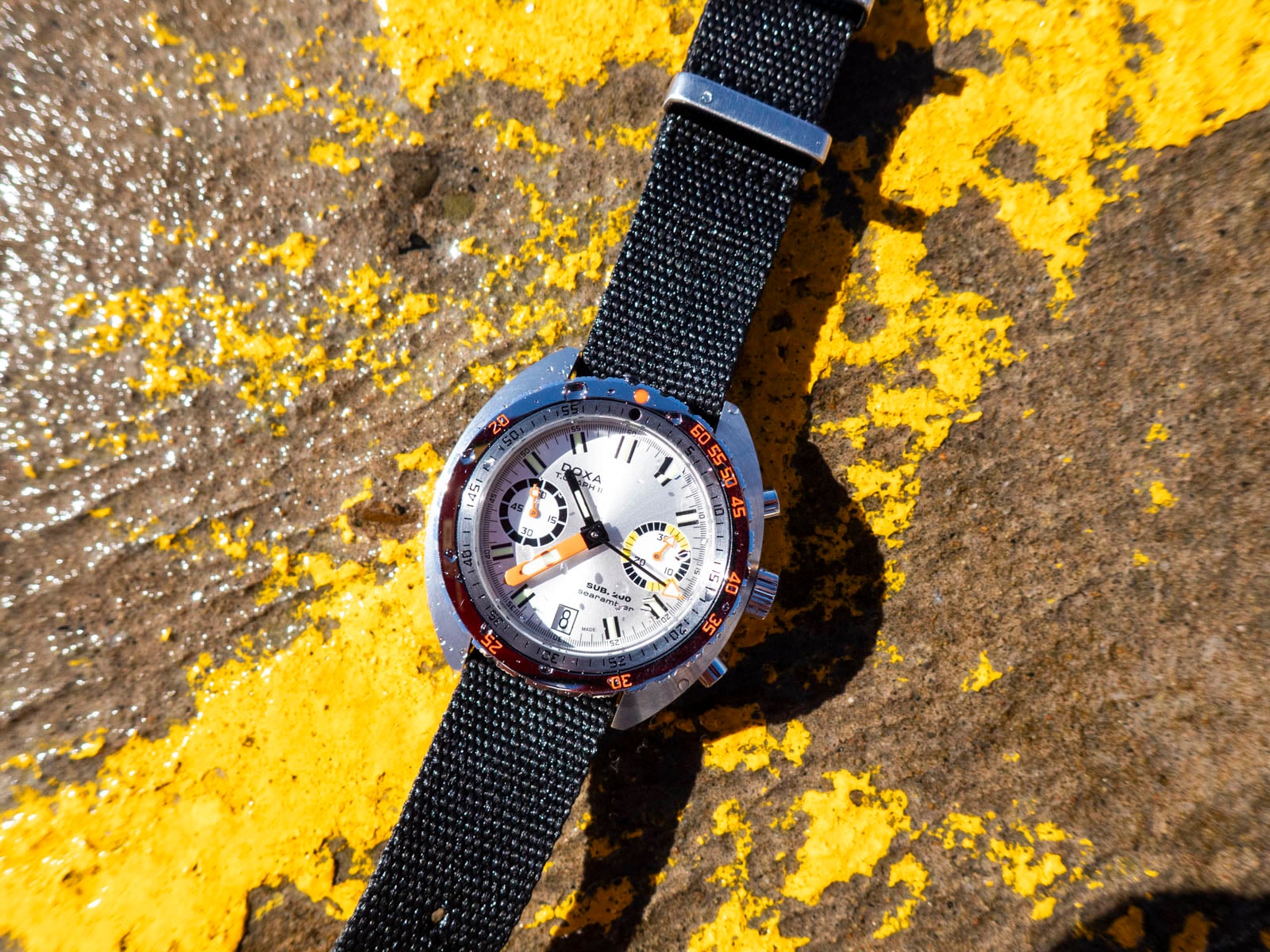 Doxa Sub 200 T.Graph II Searambler on rock
