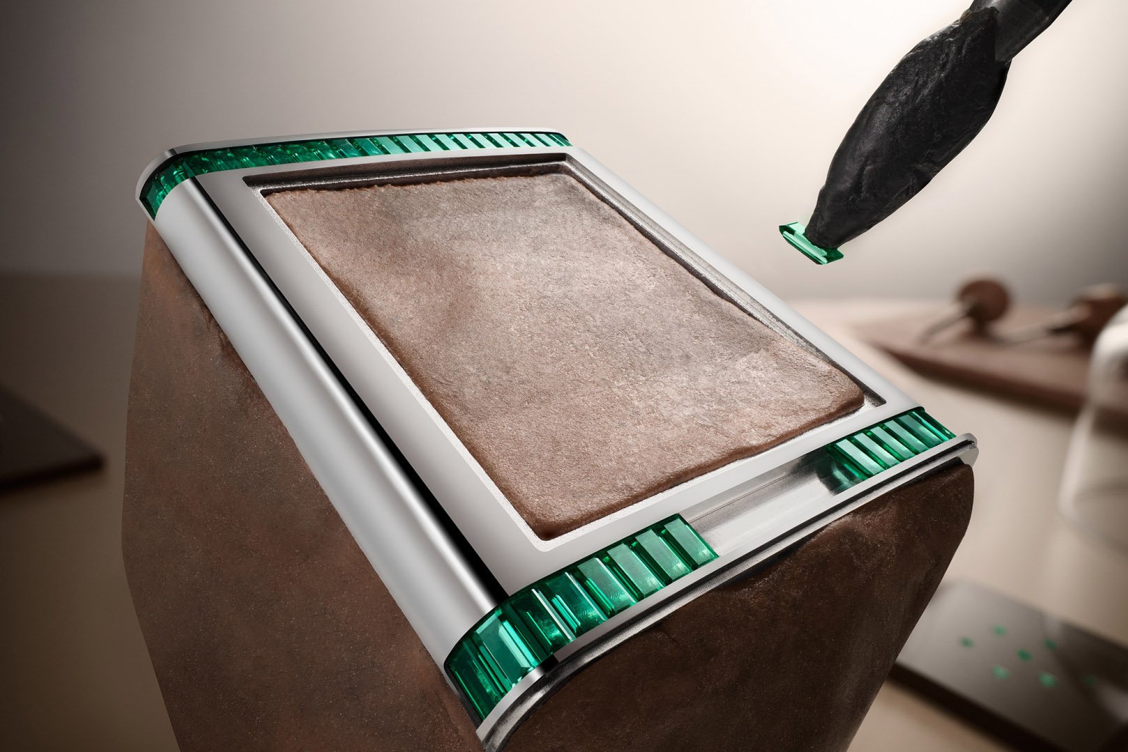 settng emeralds in the white gold Jaeger-LeCoultre Reverso Tribute Monoface Small Seconds "Or Deco Cocktail" ref. Q713313J case