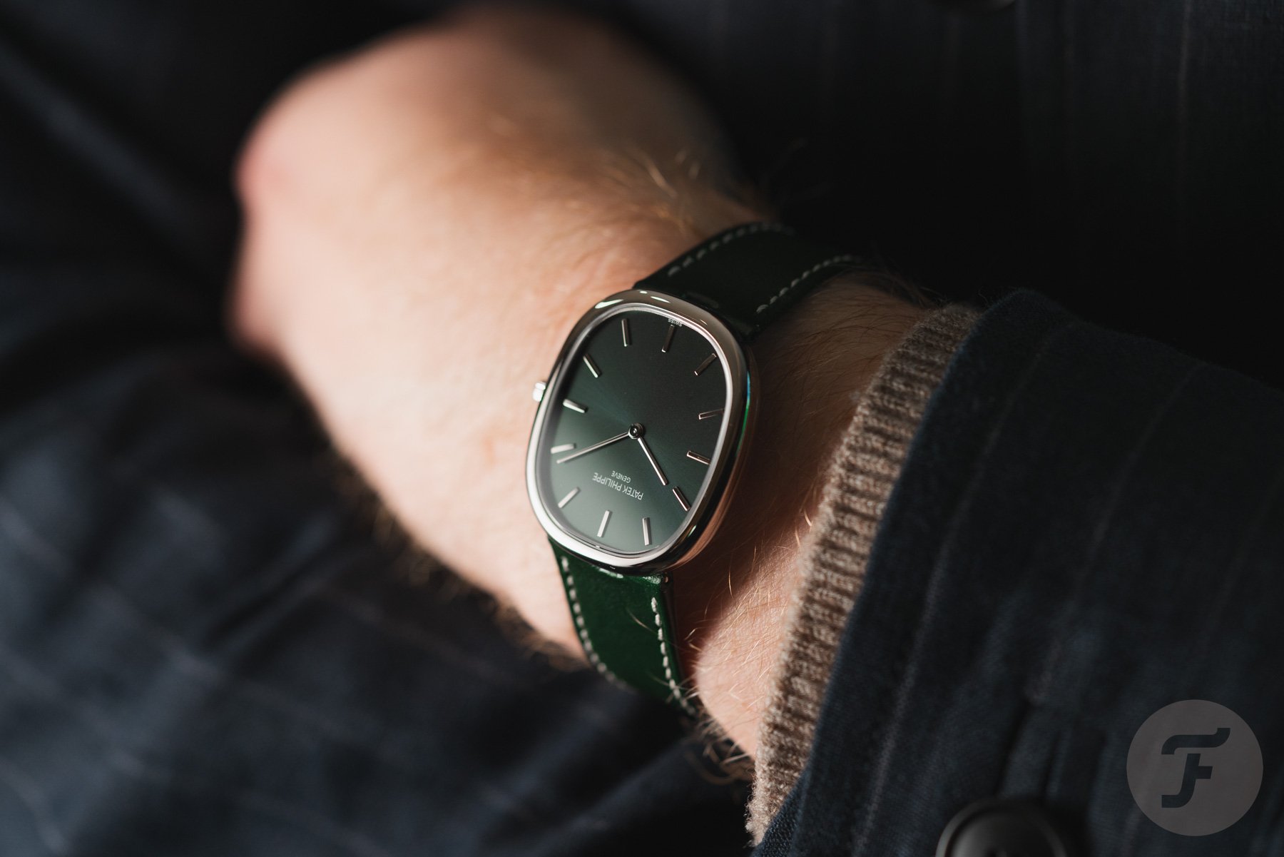 Golden Ellipse ref. 3738/100G-014 on wrist, arms crossed
