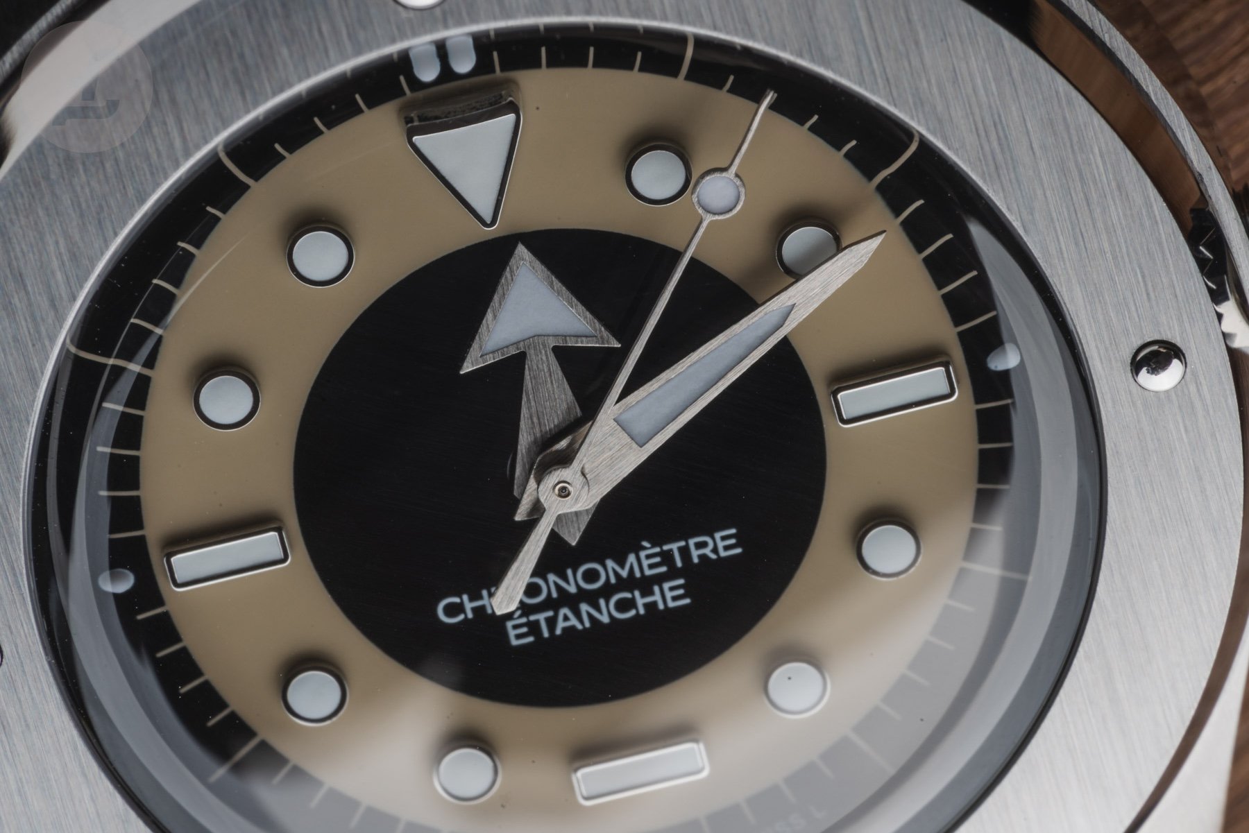 Serica 7505 tuxedo dial up close