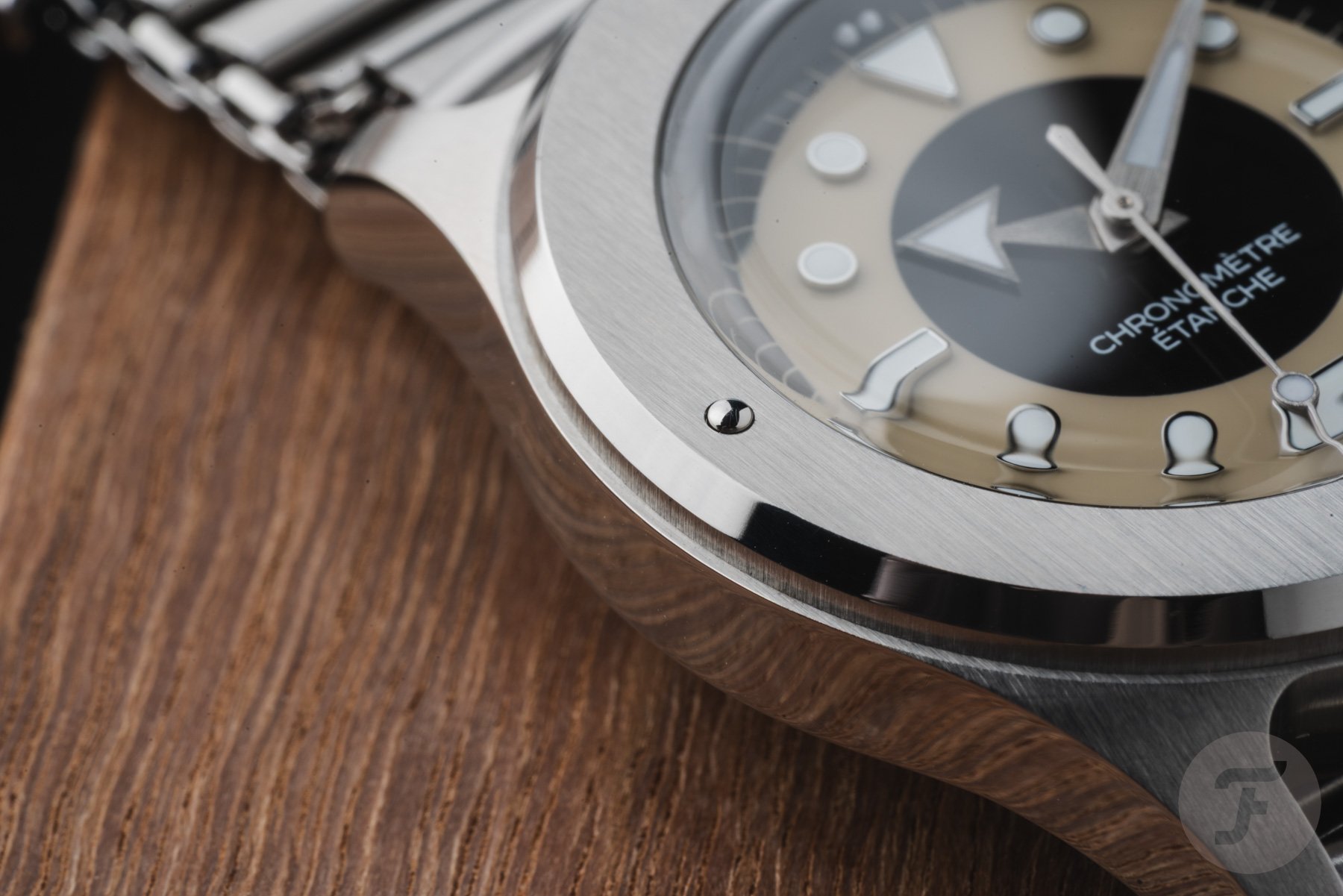tuxedo-dial Serica 7505 bezel detail