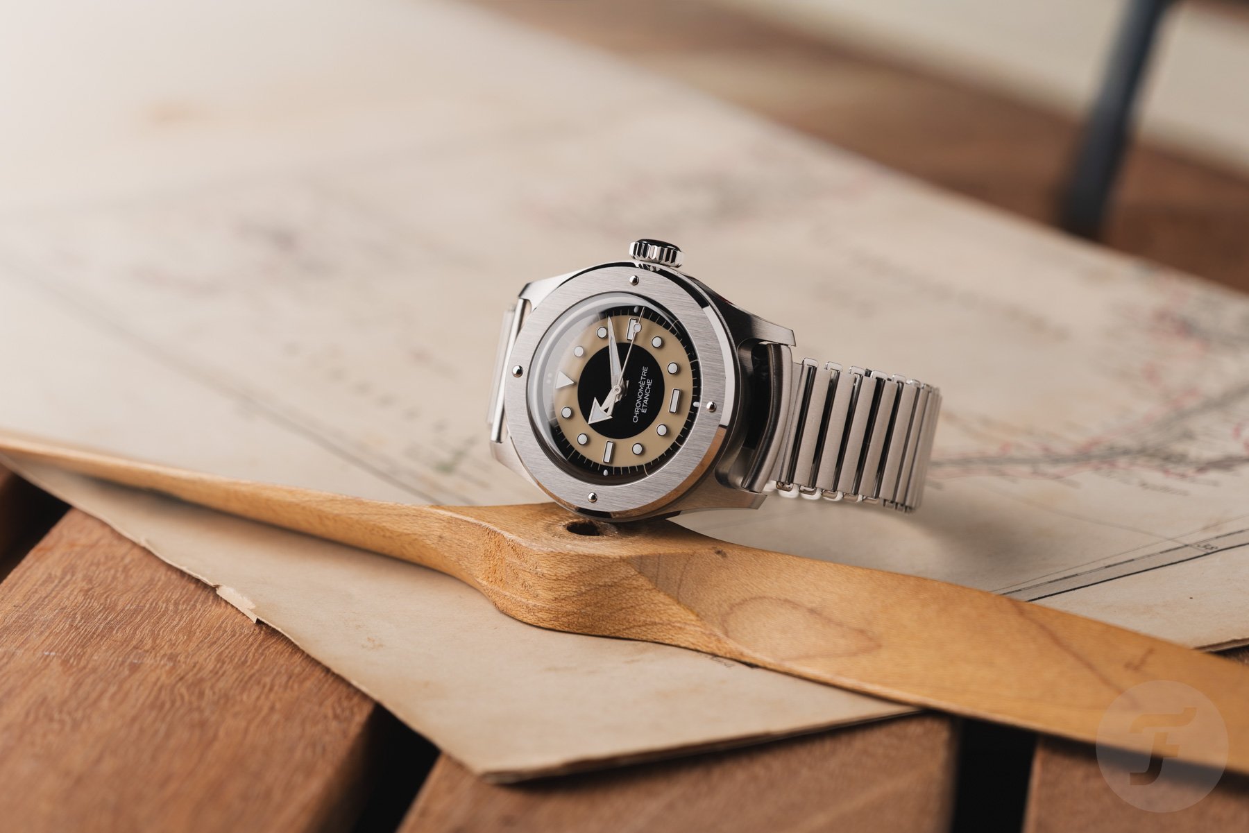 tuxedo-dial Serica 7505 on its side, crown up
