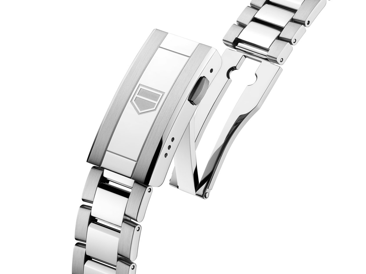 steel TAG Heuer Aquaracer Professional 200 Solargraph (ref. WBP1117.BA0047) bracelet and clasp