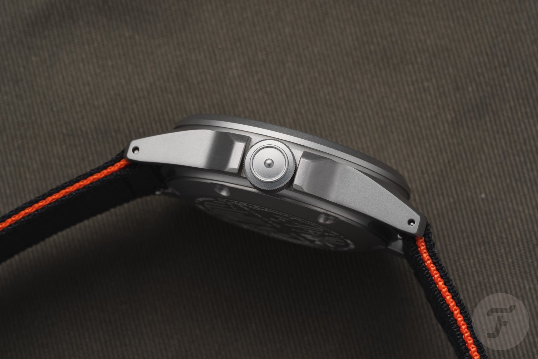Unimatic Modello Quattro UT4-U-TI-GMT case profile, crown side
