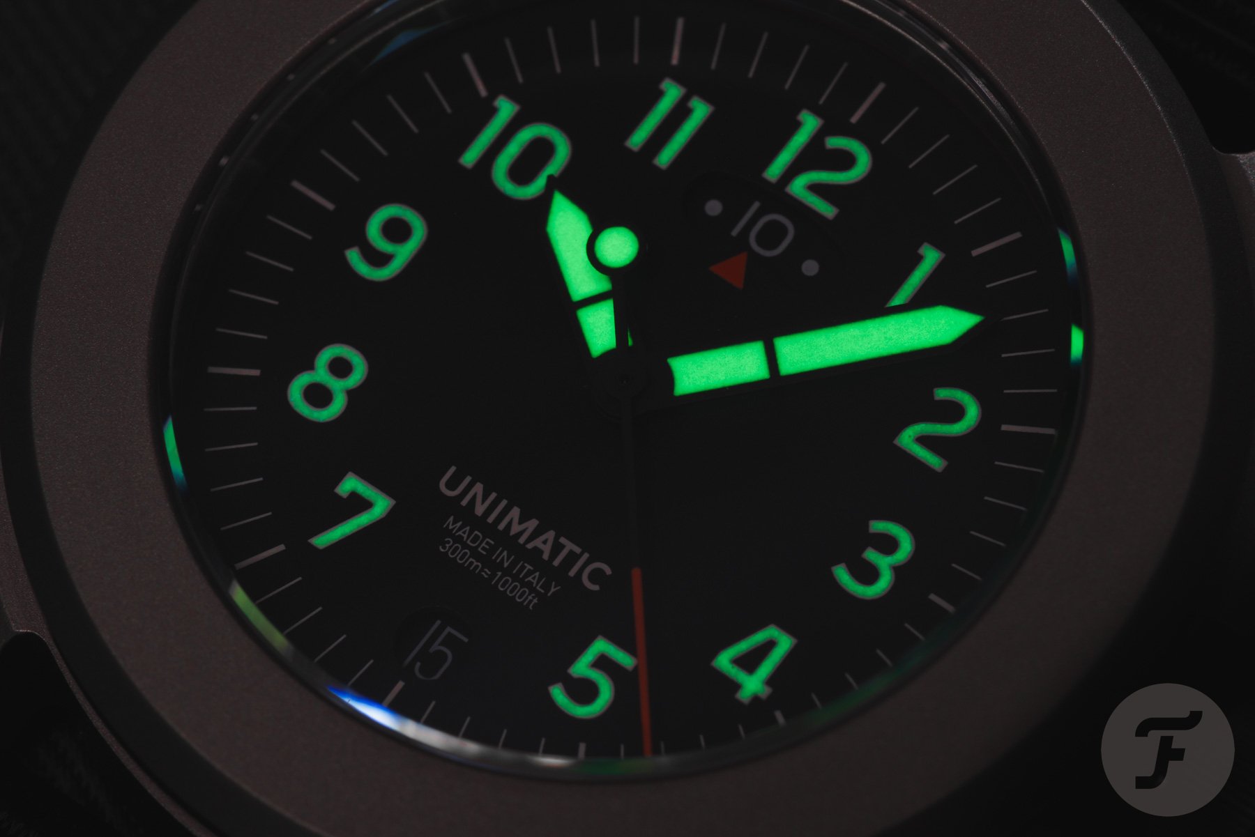 Unimatic Modello Quattro UT4-U-TI-GMT up-close lume shot